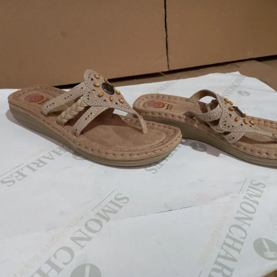 EARTH SPIRIT BEIGE LEATHER SANDALS SIZE 7