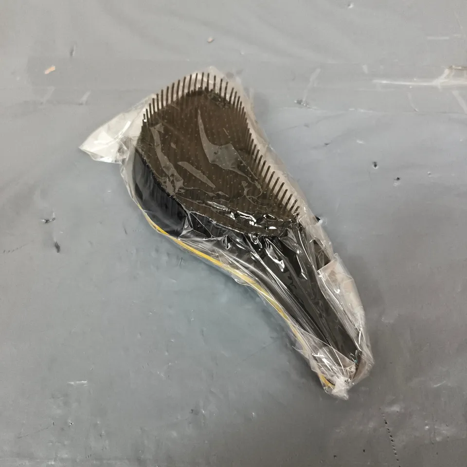 APPROXIMATELY 15 PLASTIC HAIRBRUSHES IN YELLOW/BLACK 