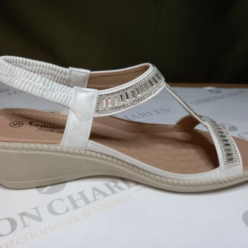 BOXED CUSHION WALK OPEN TOE PLATFORM SANDALS - SIZE 5