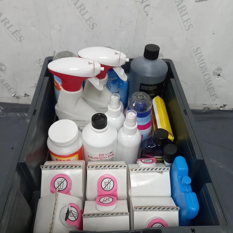 TOTE OF APPROX 10 CLEANING PRODUCTS TO INCLUDE LENOR , WASHING UP LIQUID , FLASH BLEACH , ETC 