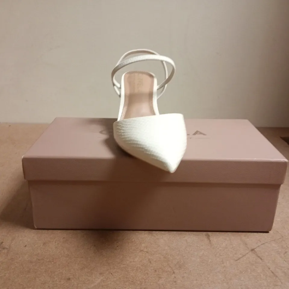 BOXED PAIR OF CARVELA POINTED TOE LOW HEELS IN WHITE SIZE EU 36