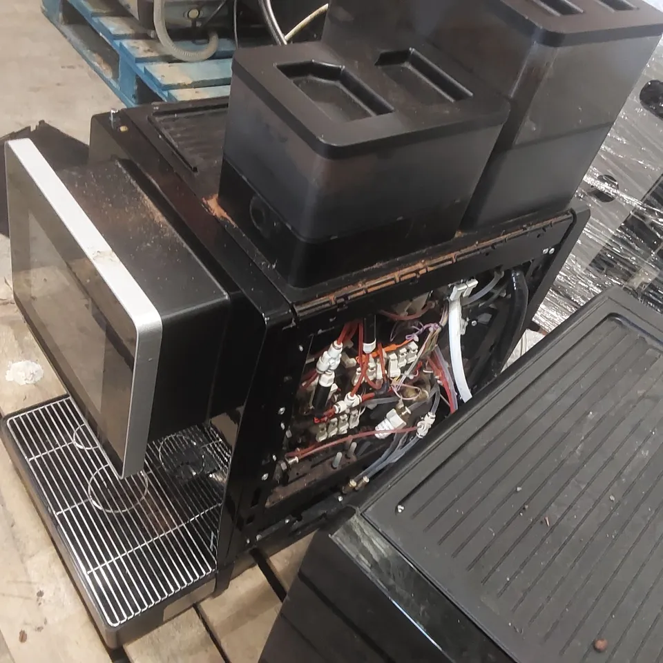 FRANKE A600 COMMERCIAL COFFEE MACHINE WITH MILK CHILLER (2 ITEMS)