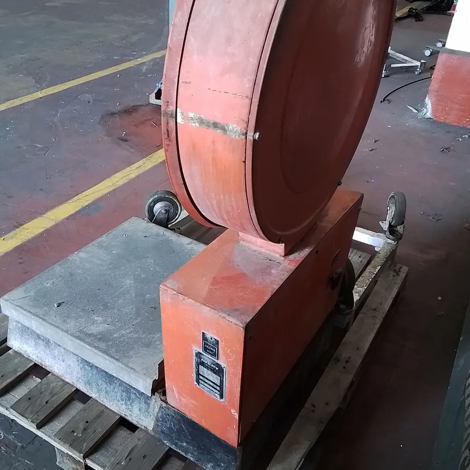 AVERY COMMERCIAL LARGE AVERAGE WEIGHING SCALE