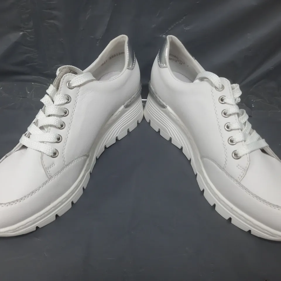 BOXED PAIR OF RIEKER TRAINERS IN WHITE LEATHER SIZE 7.5