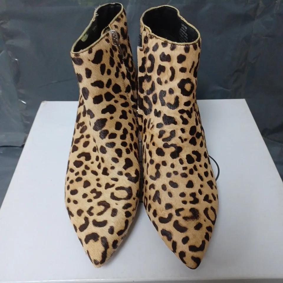 BOXED PAIR OF STEVE MADDEN LUCINDA LEOPARD PRINT ANKLE BOOTS SIZE 36