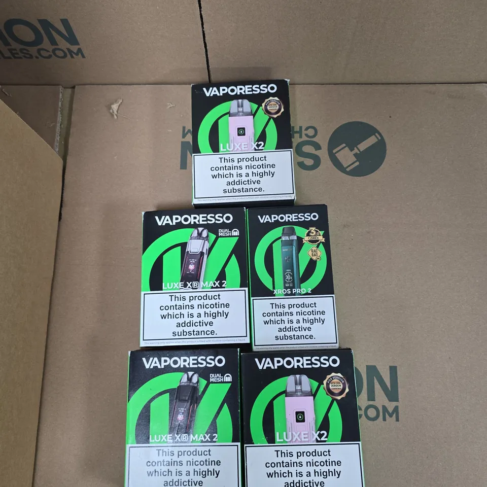 BOX OF APPROXIMATELY 30 ASSORTED E-CIGARETTES AND ACCOMPANIMENTS TO INCLUDE: VARIOUS VAPORESSO PRODUCTS 