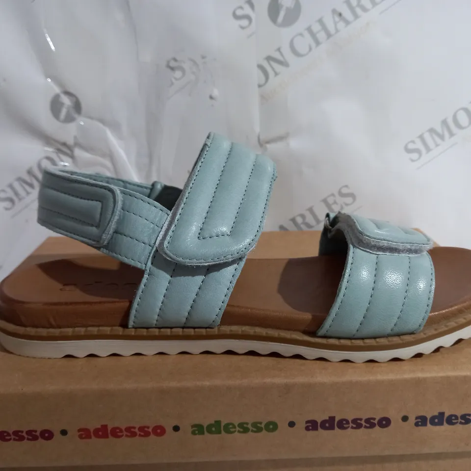 BOXED PAIR OF ADESSO LEATHER OPEN TOE FLAT SANDAL - SIZE 6