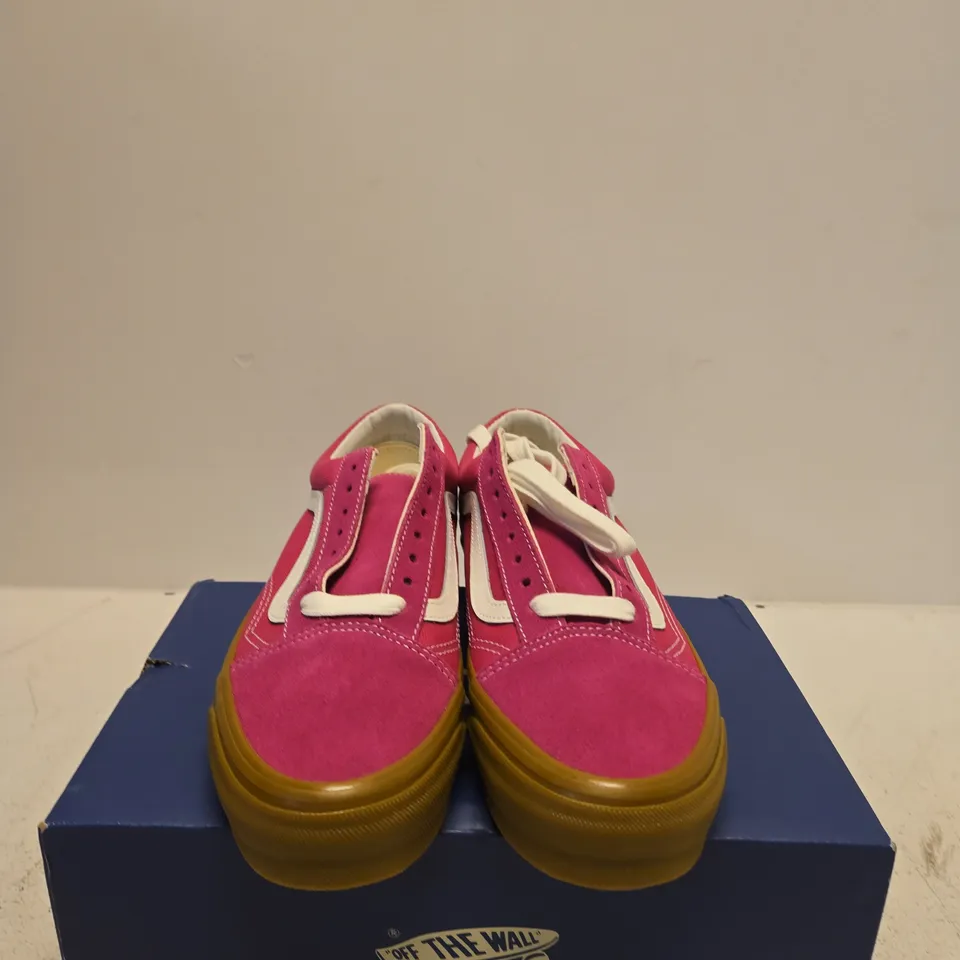 BOXED PAIR OF VANS OLD SKOOL SNEAKERS – PINK (GUM) - UK SIE 7.5