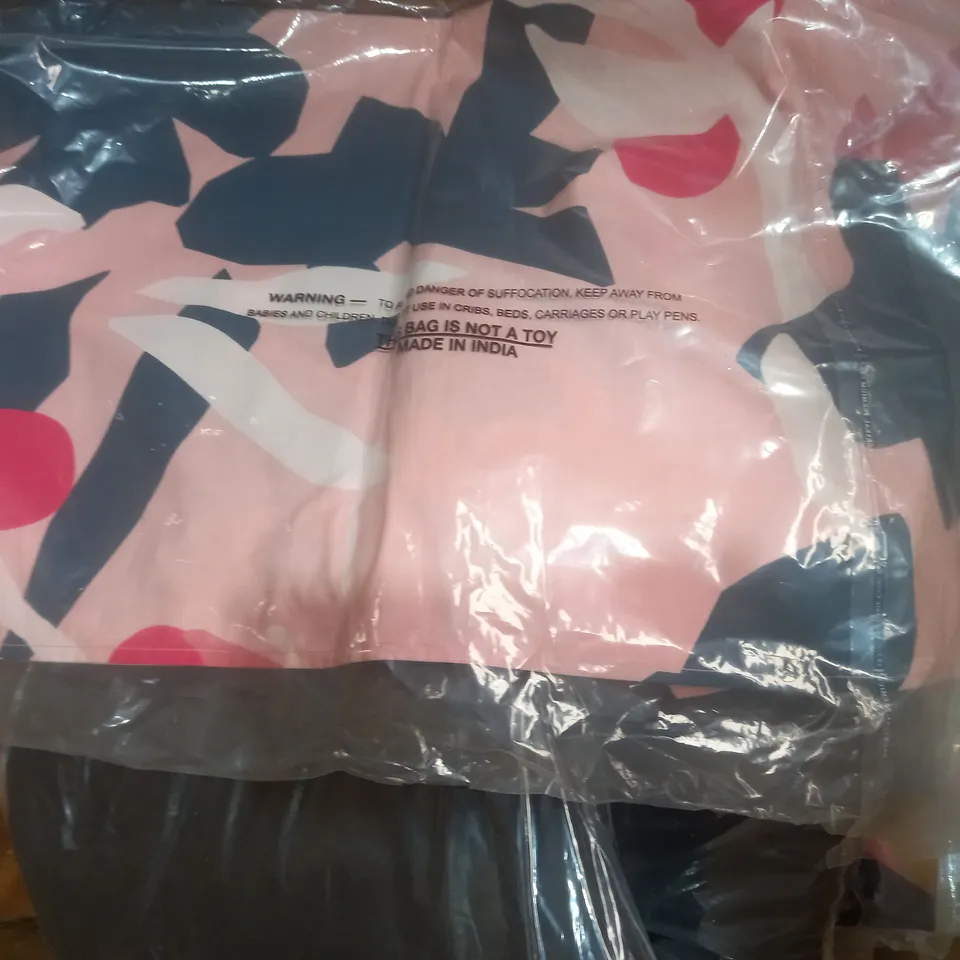 BOX OF APPROXIMATELY 15 ASSORTED CLOTHING AND FASHION ITEMS IN VARIOUS STYLES AND SIZES TO INCLUDE WHITE STUFF, MASAI, ICHI, ETC