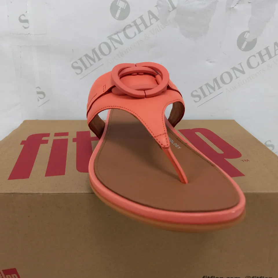 BOXED PAIR OF FITFLOPS GRACIE RUBBER CIRCLET LEATHER TOE POST SANDALS IN SUNSHINE CORAL - UK 7