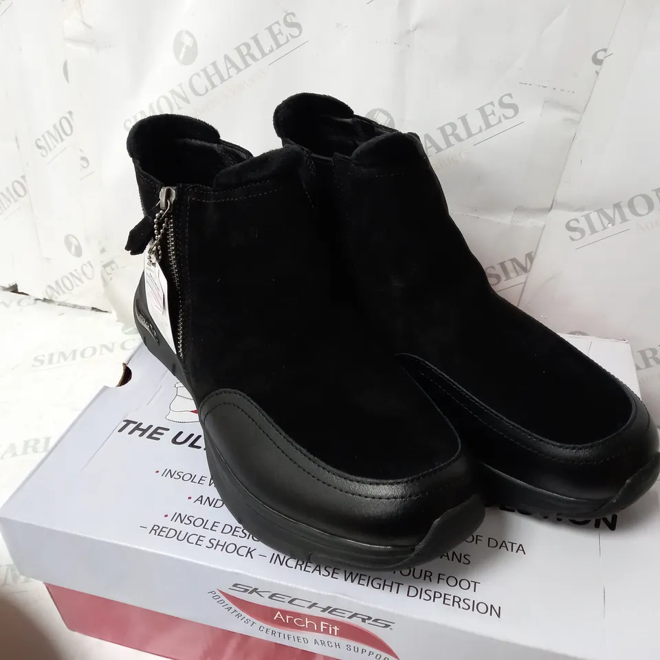 BOXED PAIR OF SKECHERS SMOOTH ZIP BOOTS - 8