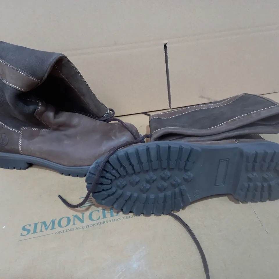 PAIR OF SIZE 10 BROWN BOOTS 