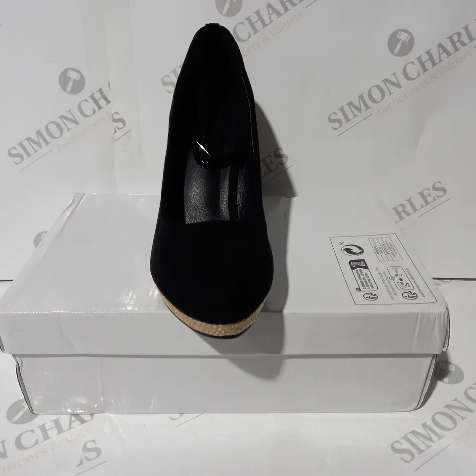 BOXED PAIR OF DESIGNER CLOSED TOE HEELED SHOES IN BLACK EU SIZE 41