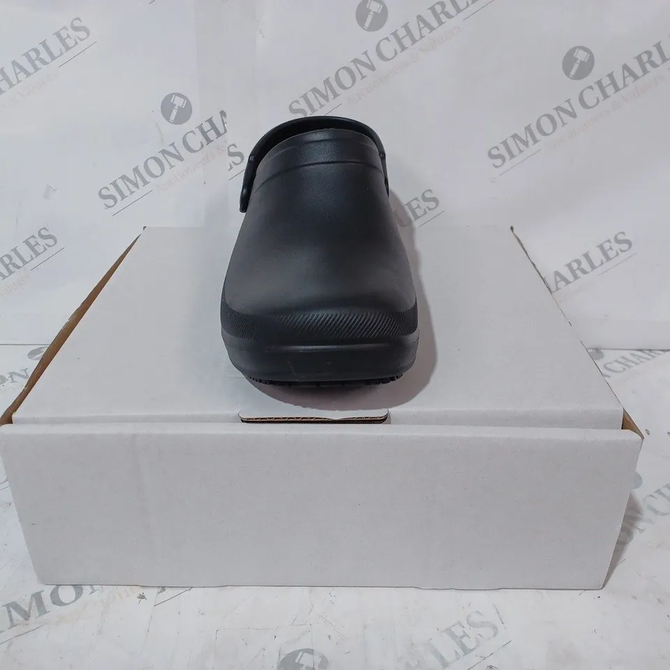 BOXED PAIR OF SKECHERS ARCHFIT CLOGS IN BLACK SIZE 7