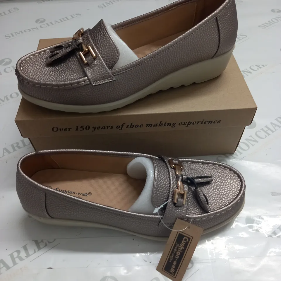 BOXED PAIR OF CUSHION WALK SLIDE ON SHOES IN PEWTER - 8