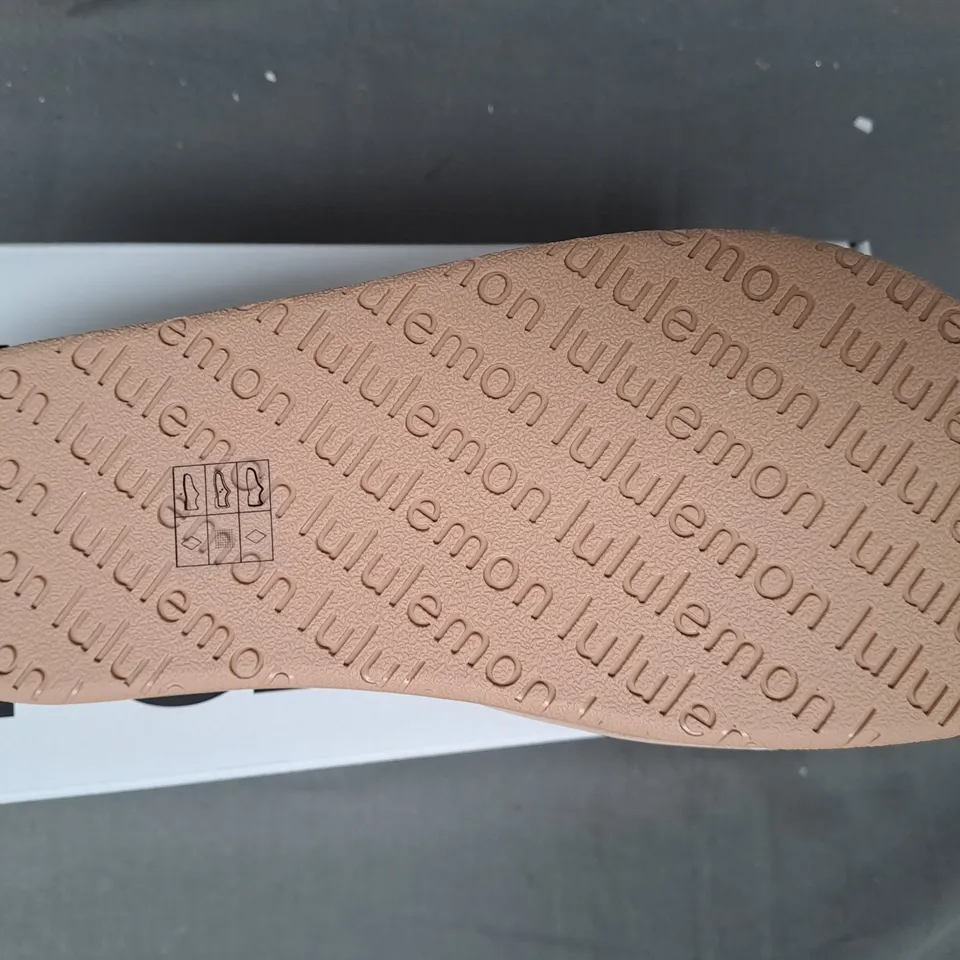 BOXED PAIR OF LULULEMON SLIDERS IN SAND UK SIZE 3.5