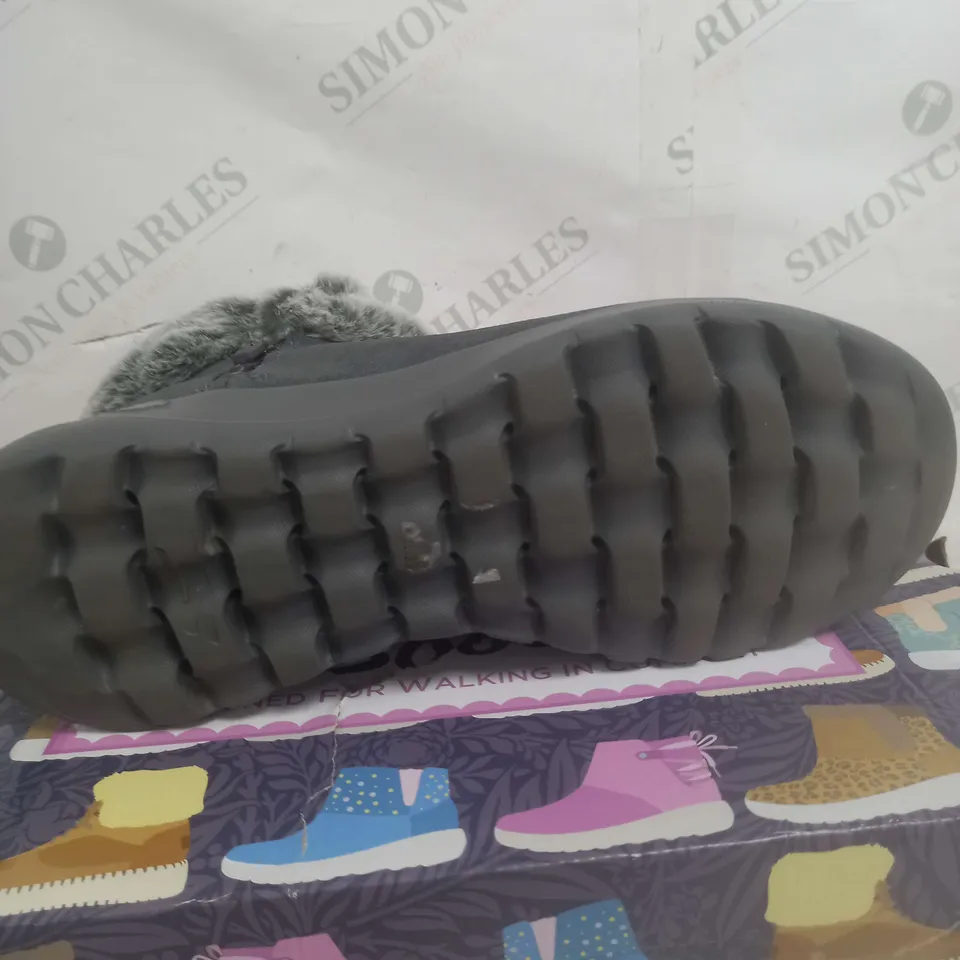 BOXED SKETCHERS GO WALK BOOTS IN CHARCOAL GREY - SIZE 8