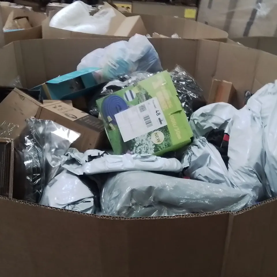 PALLET CONTAINING A LARGE QUANTITY OF HOSES
