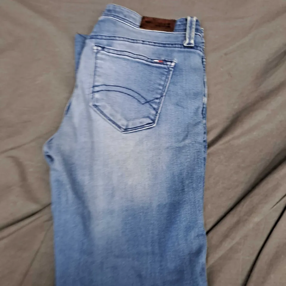 TOMMY HILFIGER LIGHT BLUE DENIM JEANS SIZE W27 L 32