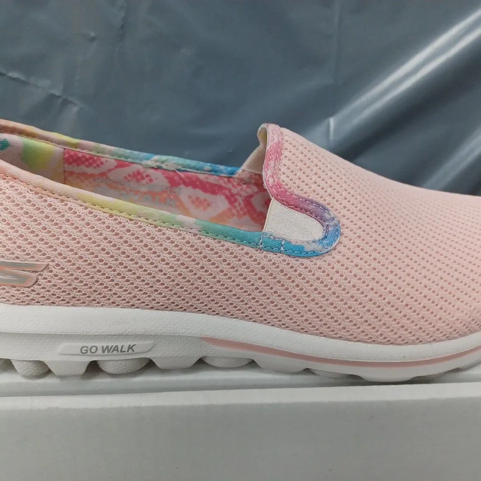 SKECHERS ORIGINAL GO WALK SHOES IN LIGHT PINK - SIZE 6
