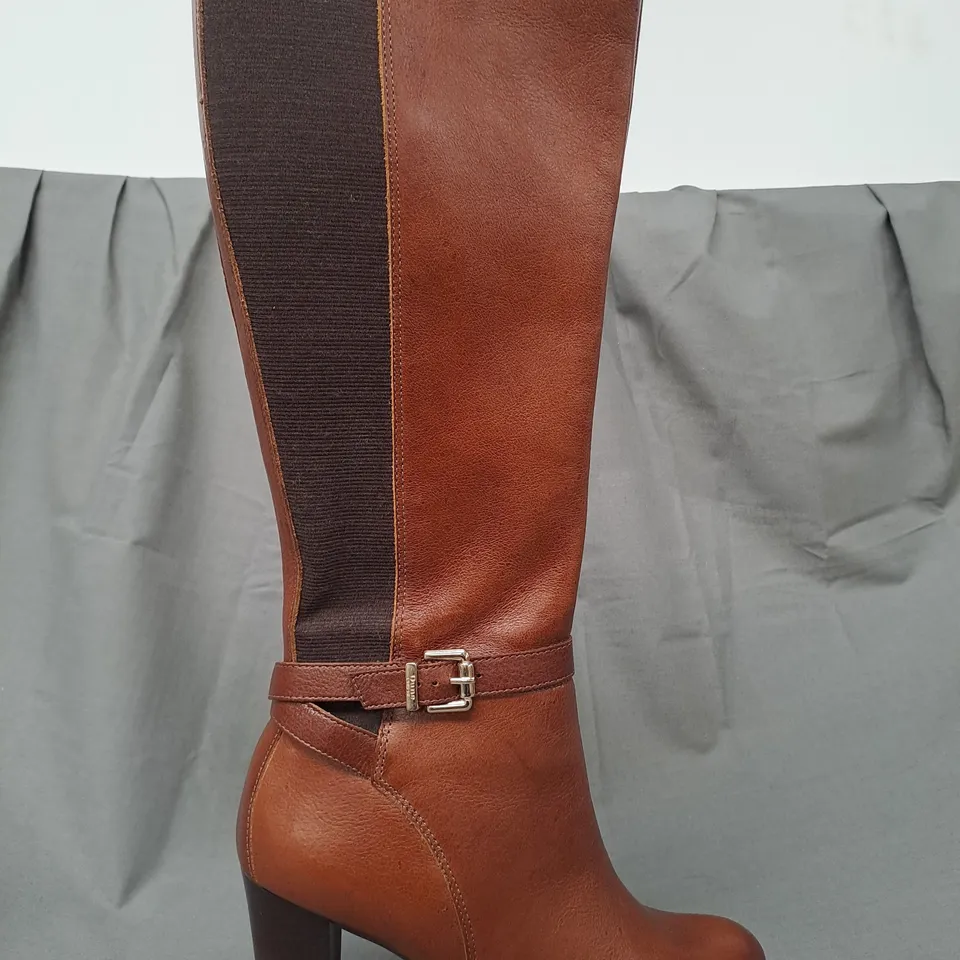 BOXED PAIR OF DUNE LONDON 511 SAREENA HEELED KNEE-HIGH BOOTS IN TAN SIZE 8