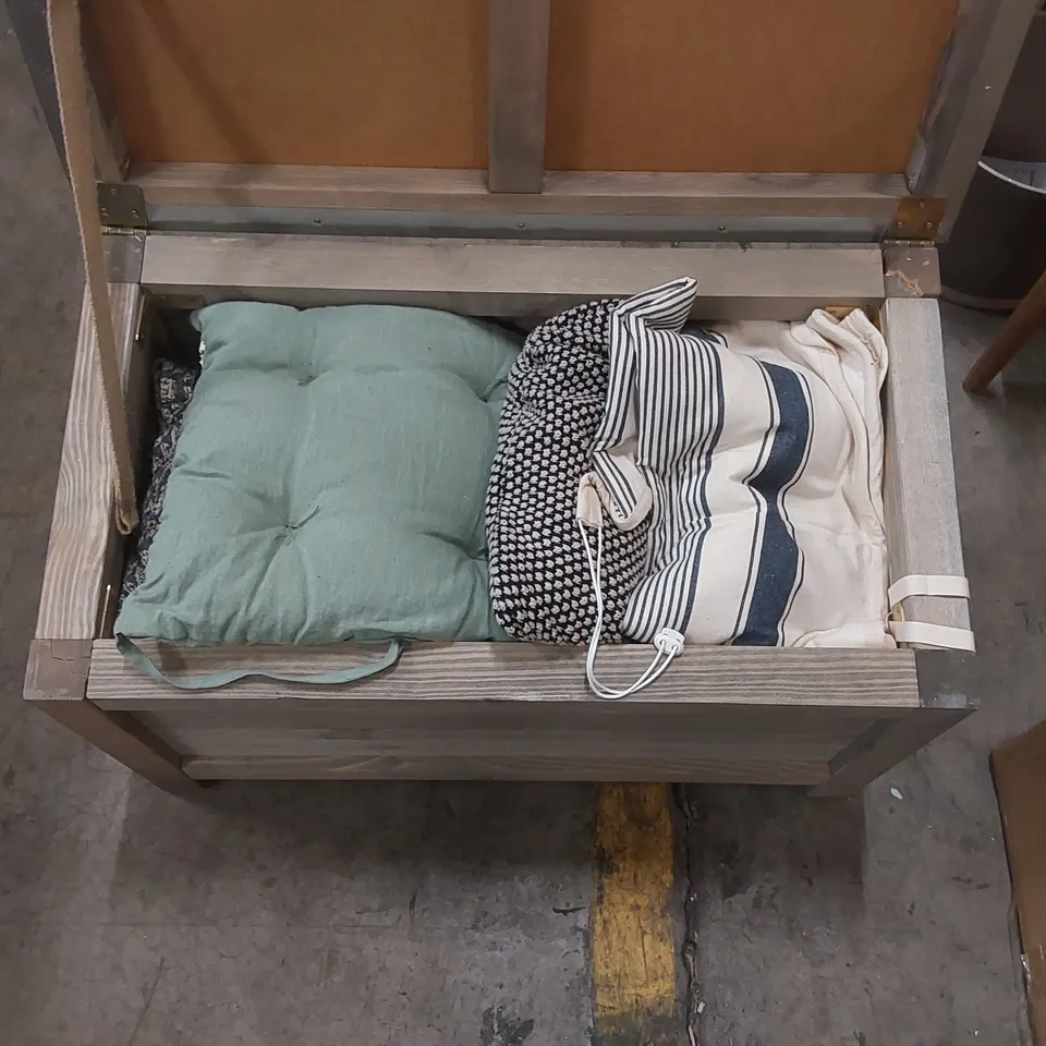 MORETON OUTDOOR STORAGE BOX SMALL CONTAINING ASSORTED CUSHIONS AND OTHER PRODUCTS 