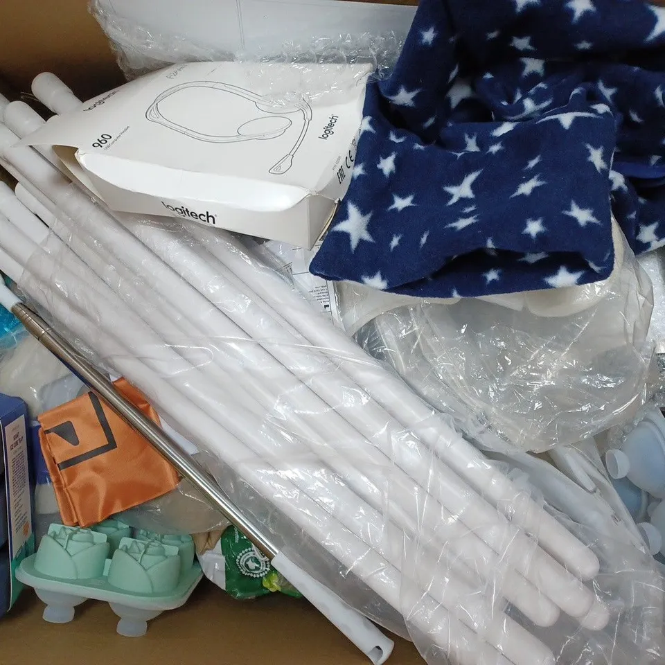 BOX OF APPROXIMATELY 20 ASSORTED HOUSEHOLD ITEMS TO INCLUDE BLOOD PRESSURE MONITOR, WALLPAPER, BAMBOO PADS
