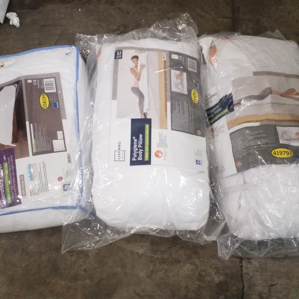 PALLET OF 2 BOXES CONTAINING ASSORTED PILLOWS