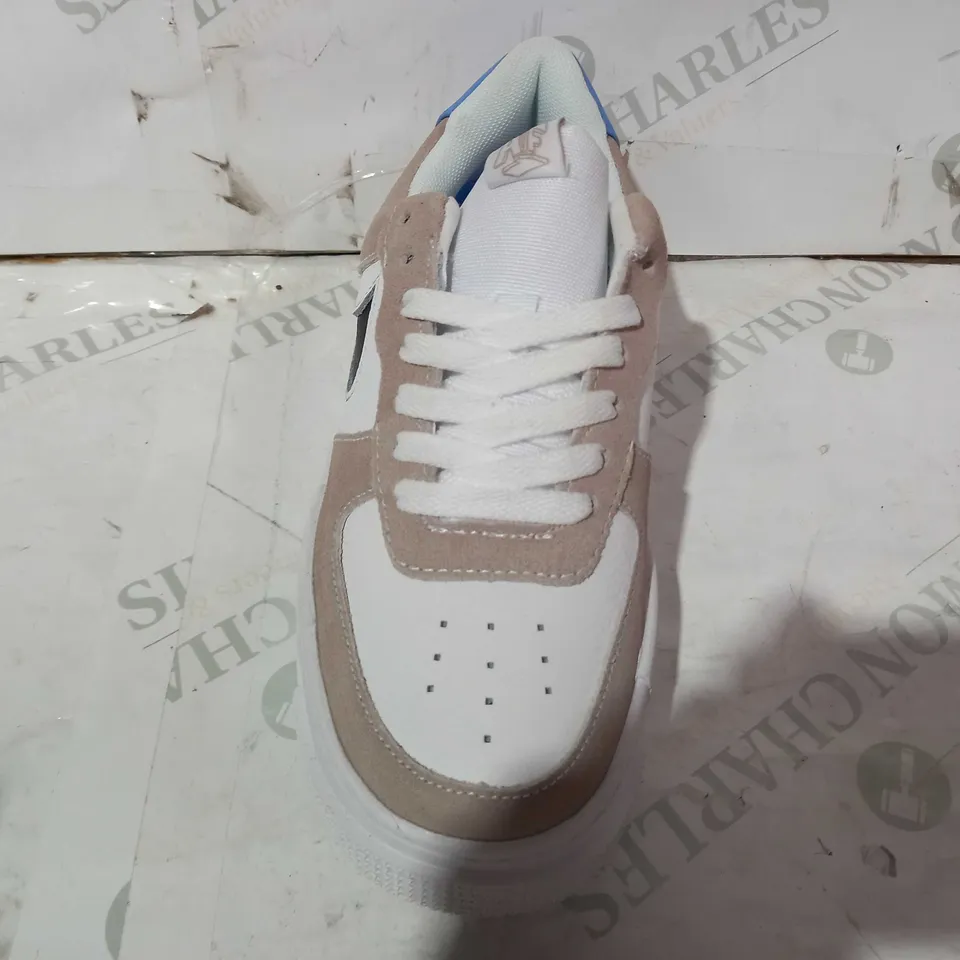 BOXED PAIR OF NIKE AIR SHOES IN CREAM/TAN/BLUE UK SIZE 4.5