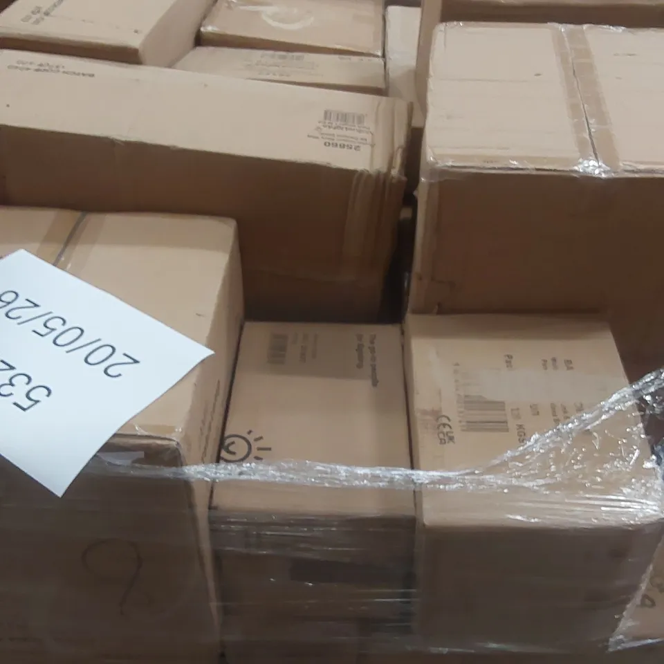 PALLET CONTAINING A VERY LARGE QUANTITY OF HOME LIGHTING PRODUCTS