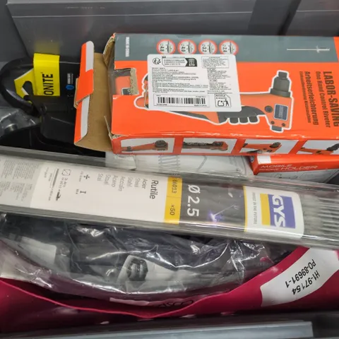 APPROXIMATELY 10 ASSORTED VEHICLE PARTS & ACCESSORIES/TOOLS TO INCLUDE KRYPTONITE CLICK LOCK, JUEMEL LABOR-SAVING RIVETER, MOBILE PHONE HOLDER, ETC