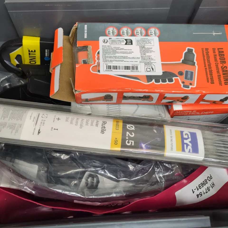 APPROXIMATELY 10 ASSORTED VEHICLE PARTS & ACCESSORIES/TOOLS TO INCLUDE KRYPTONITE CLICK LOCK, JUEMEL LABOR-SAVING RIVETER, MOBILE PHONE HOLDER, ETC