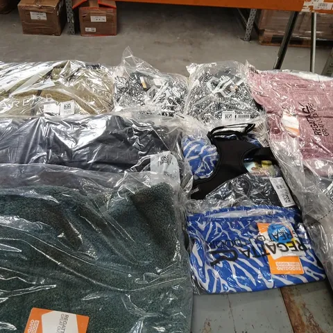 APPROXIMATELY 21 ITEMS OF ASSORTED BRAND NEW REAGATTA/DARE 2 B CLOTHING AND ACCESSORIES
