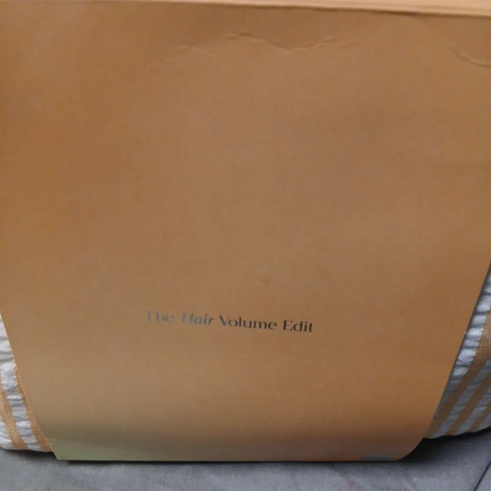 THE HAIR VOLUME EDIT – HAIR CARE SET IN STRIPED CARRY BAG