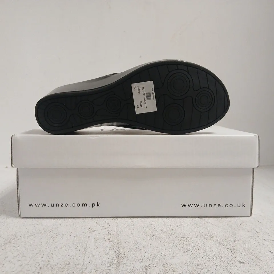 BOXED PAIR OF UNZE OPEN TOE WEDGE SANDALS IN BLACK SIZE UK 5