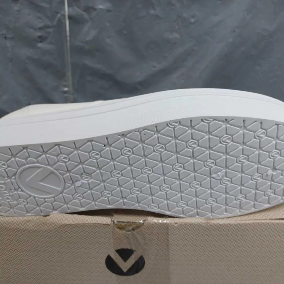 BOXED VICTORIA WOMENS BARCELONA TRAINERS IN WHITE - SIZE 7