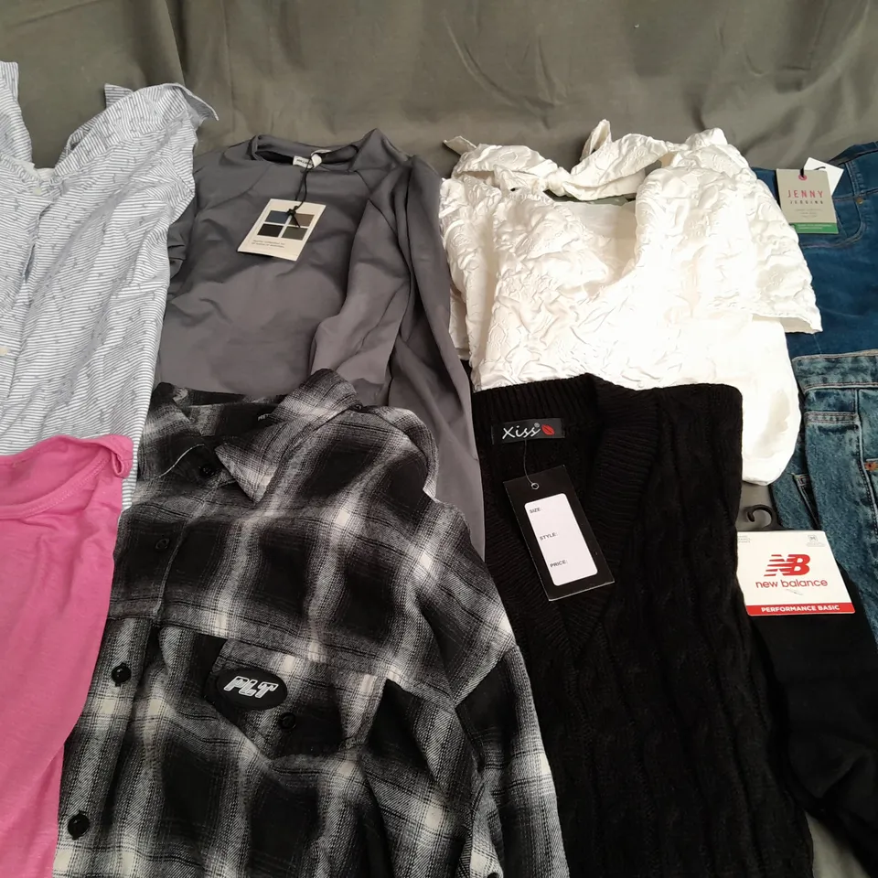 LARGE QUANTITY OF ASSORTED CLOTHING ITEMS TO INCLUDE LA GEAR, PRETTYLITTLETHING AND PULL&BEAR