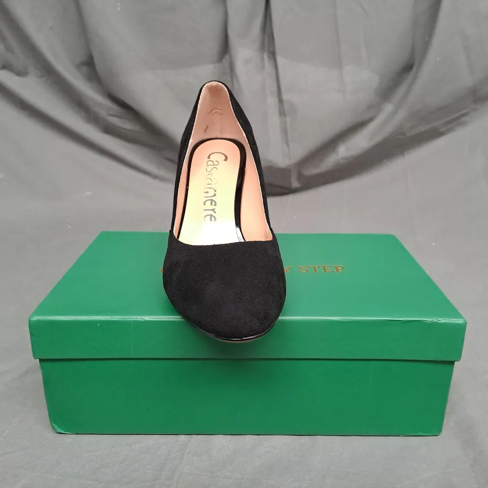 BOXED PAIR OF CASTAMERE FAUW SUEDE BLOCK HEEL SHOE IN BLACK SIZE 5