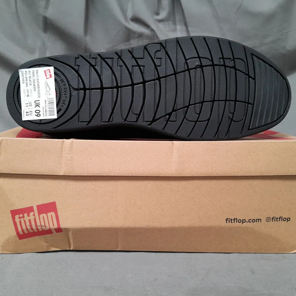 BOXED PAIR OF FITFLOP RALLY LEATHER/SUEDE PANEL SNEAKERS IN BLACK UK SIZE 9