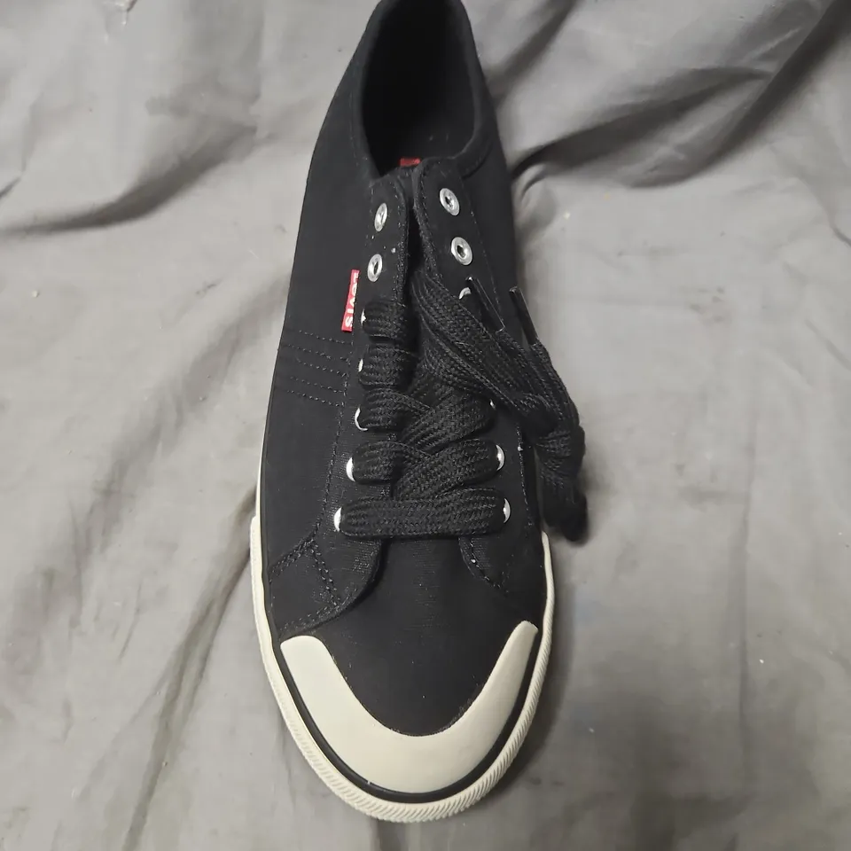 LEVI'S BLACK CANVAS SNEAKERS – UK 7 (US 8)