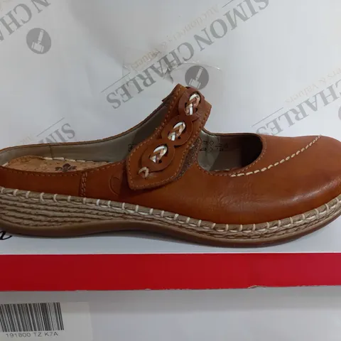 BOXED PAIR OF RIEKER MULE SANDALS IN TAN - SIZE 7.5