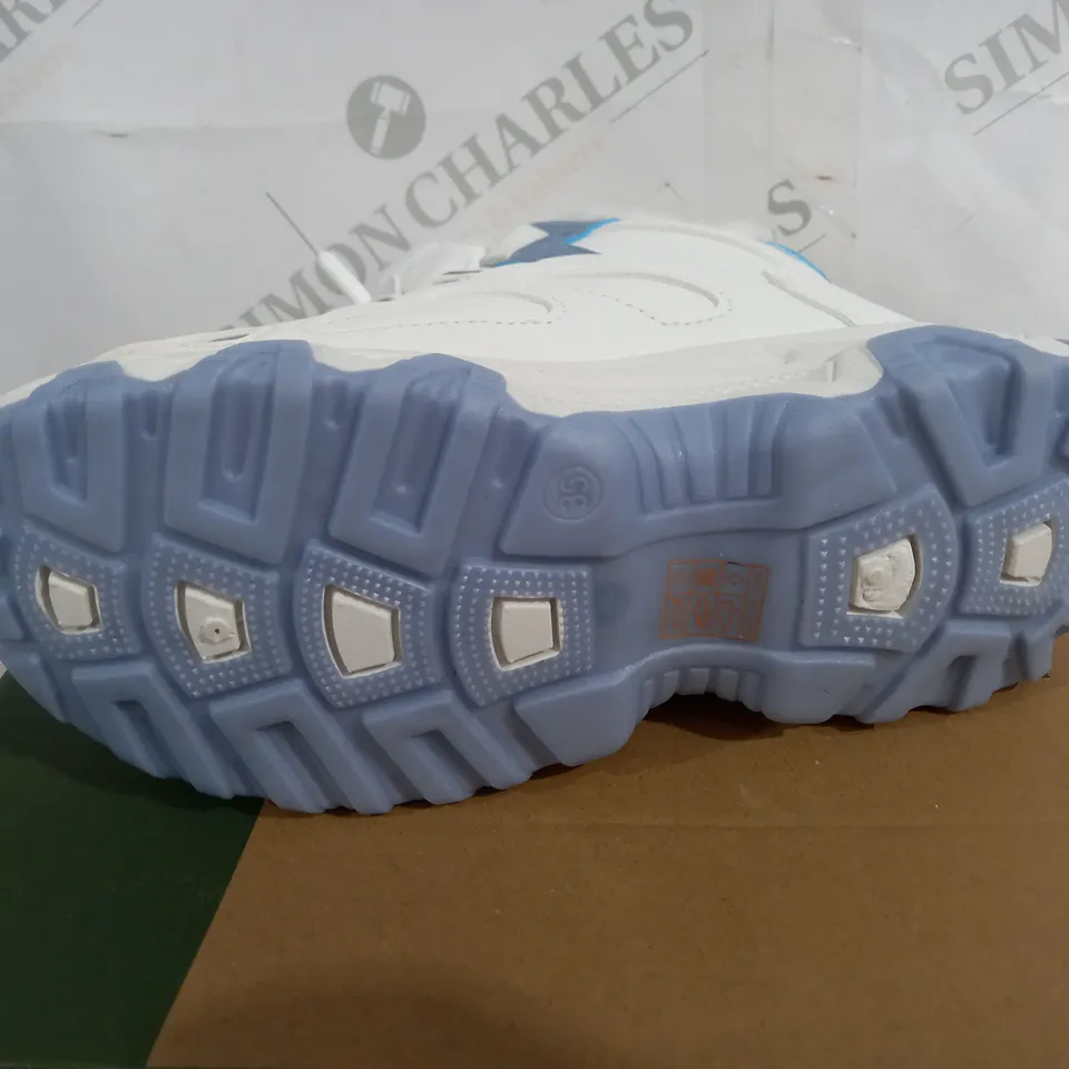 BOXED PAIR OF WANWO FASHION WHITE SHOES SIZE 35