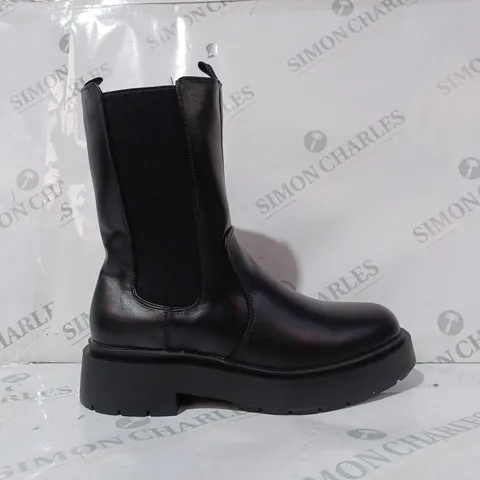 BOXED PAIR OF NEW LOOK FLAT CHUNKY HIGH ANKLE CHELSEA BOOTS IN BLACK UK SIZE 6
