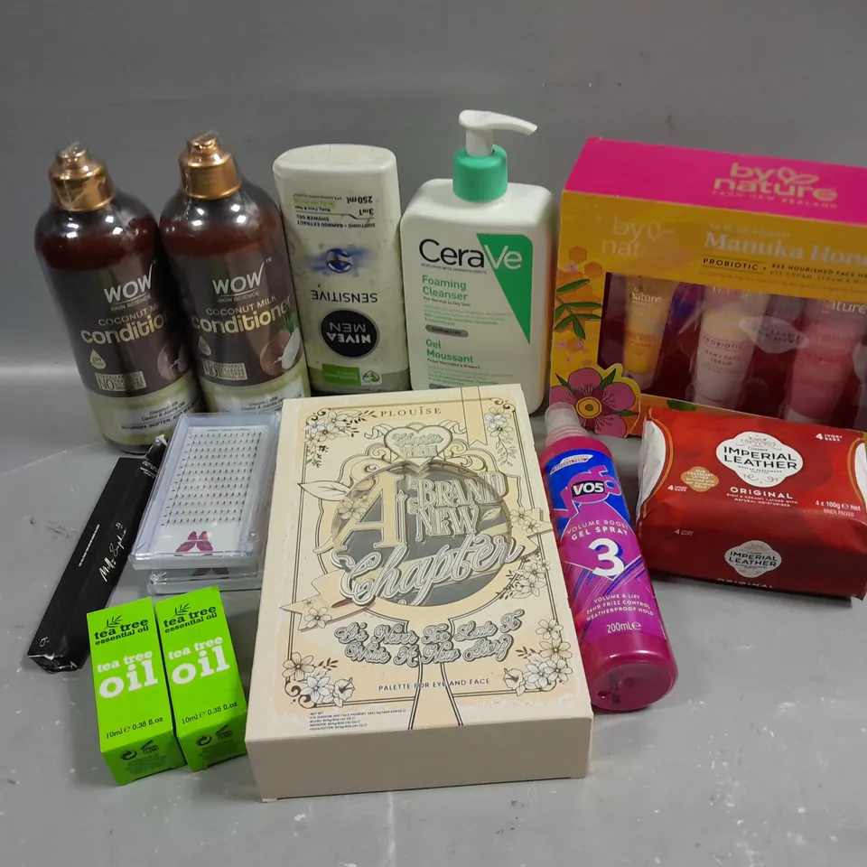BOX OF APPROXIMATELY 15 COSMETIC ITEMS TO INCLUDE CERAVE CLEANSER, CONDITIONER, VO5 GEL SPRAY, ETC