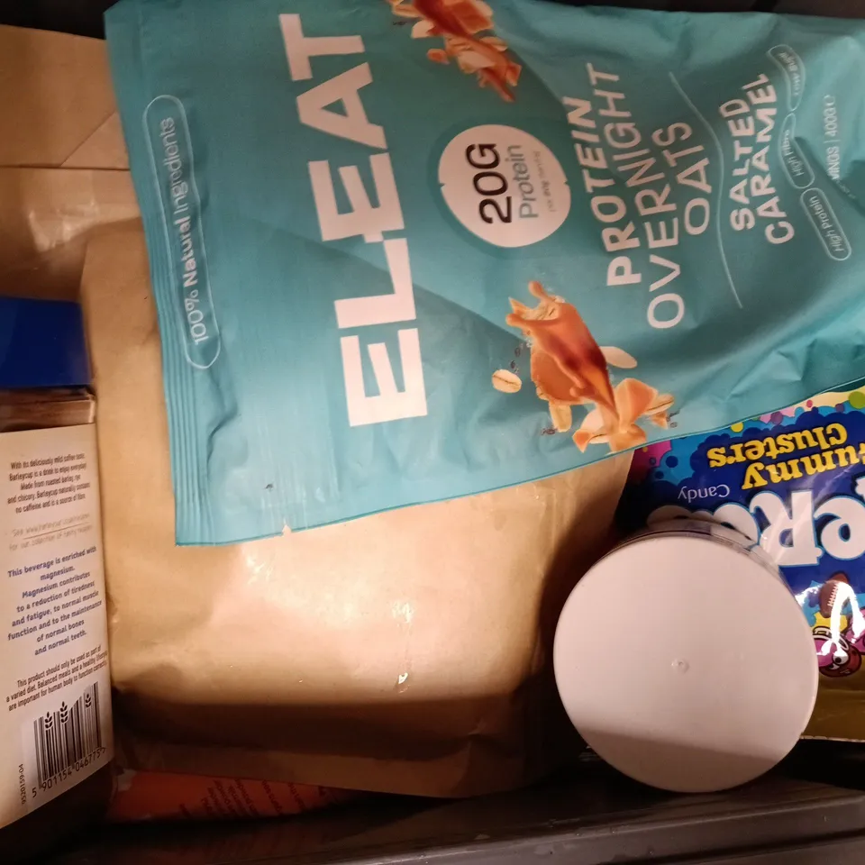 APPROXIMATELY 12 ASSORTED FOOD & DRINK ITEMS TO INCLUDE ELEAT PROTEIN OVERNIGHT OATS, LUCOZADE ENERGY, BISCOFF SPREAD, ETC - COLLECTION ONLY