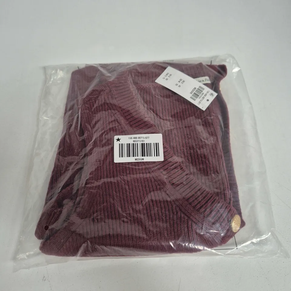 BAGGED ABERCROMBIE & FITCH V-NECK SWEATER VEST IN RED WINE - MEDIUM