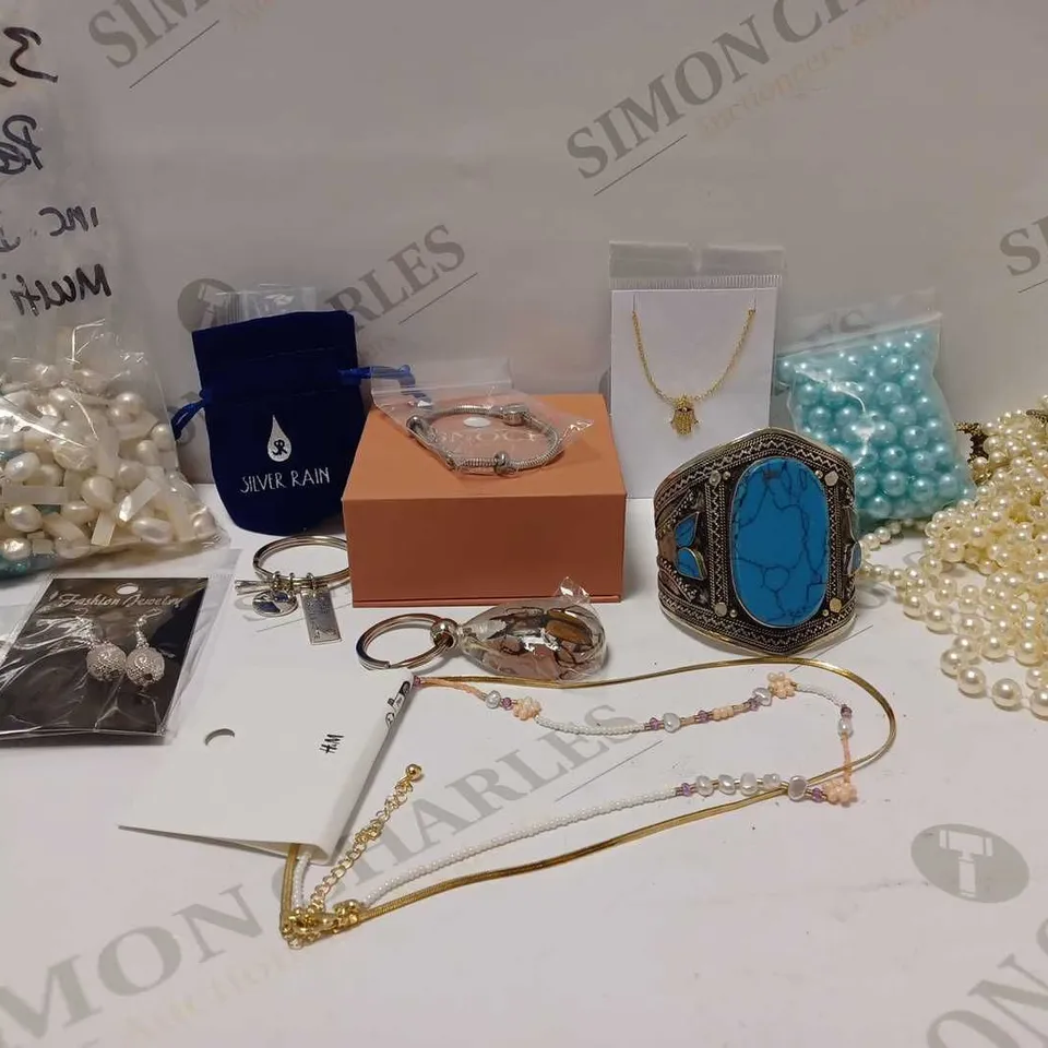 LOT OF APPROX 12 ASSORTED ITEMS OF JEWELLERY TO INCLUDE NECKLACES, EARRINGS, KEYRINGS, ETC 