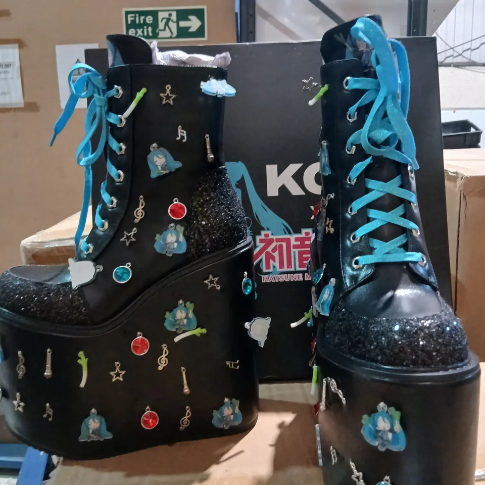 KOI X HATSUNE MIKU MUSICAL LEEK MEGA PLATFORM CHARM BOOTS – BLACK SIZE 6