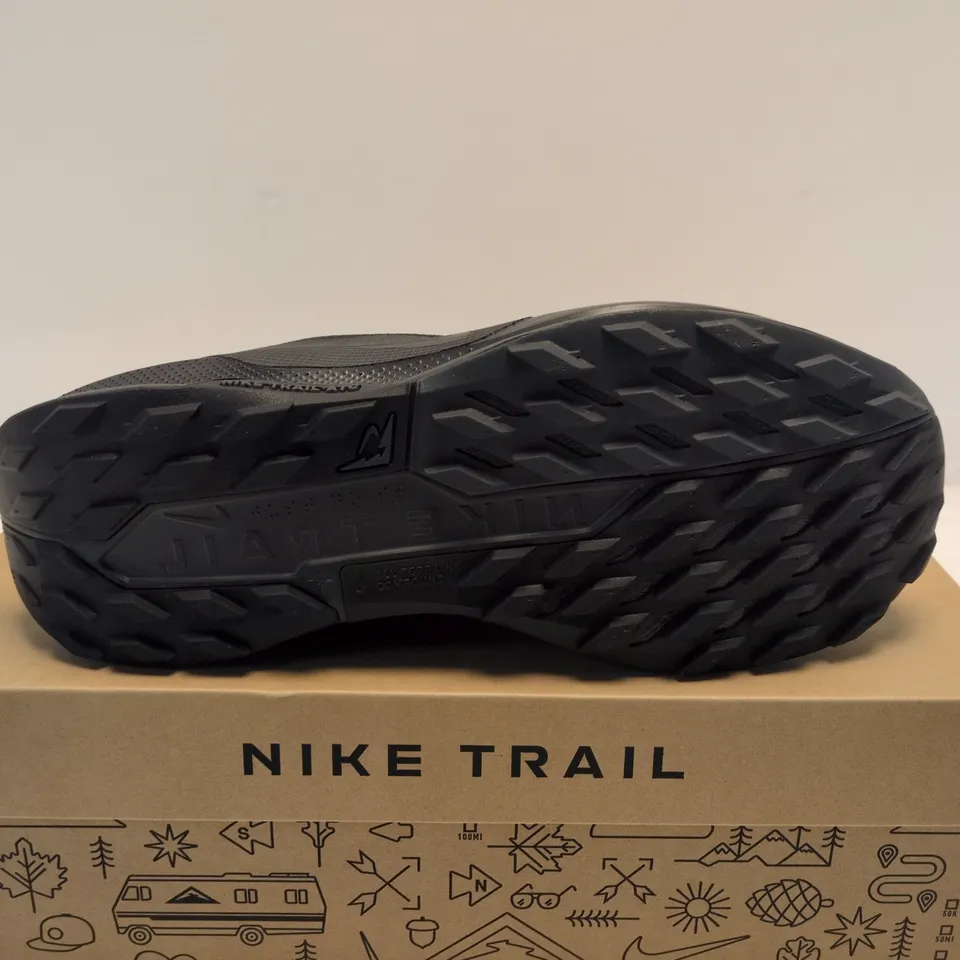 BOXED PAIR OF NIKE PEGASUS TRAIL 5 GTX – SIZE 7.5