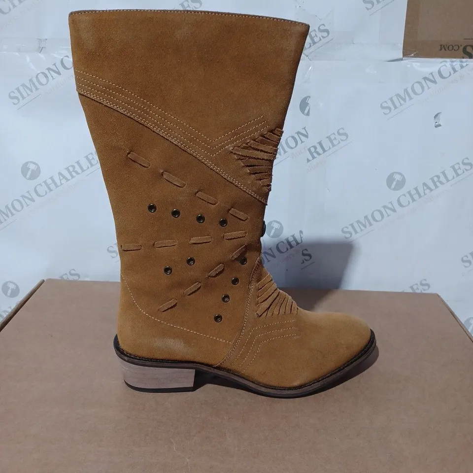 BOXED JOE BROWNS WANDERER STUDDED BOOTS - UK 5